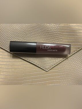 HUDA BEAUTY Liquid Matte Lipstick - Mauve Brown